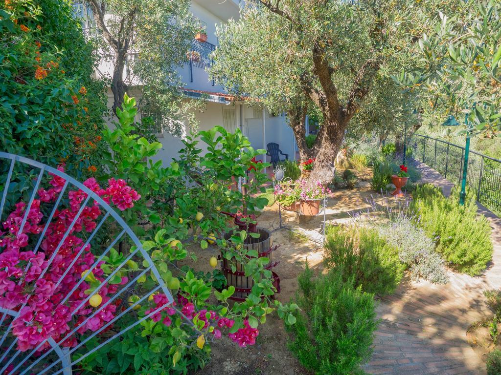 Bed and Breakfast Tra Gli Ulivi Pietra Ligure Exteriér fotografie